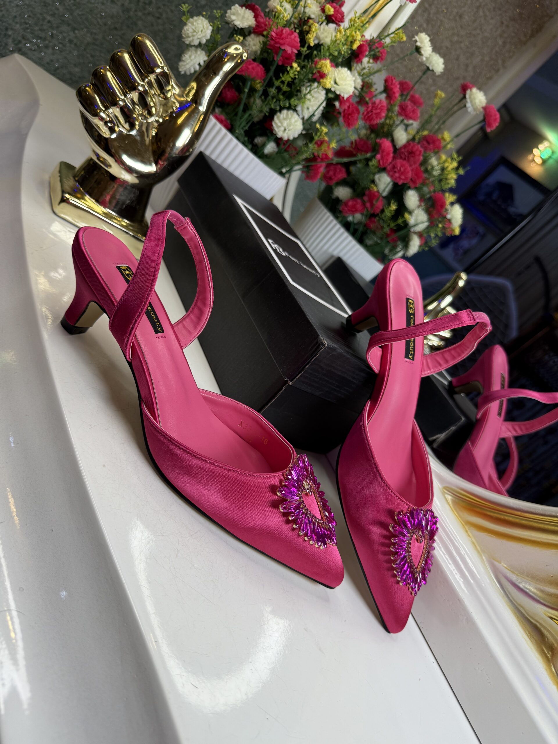 feet beauty kitten heel