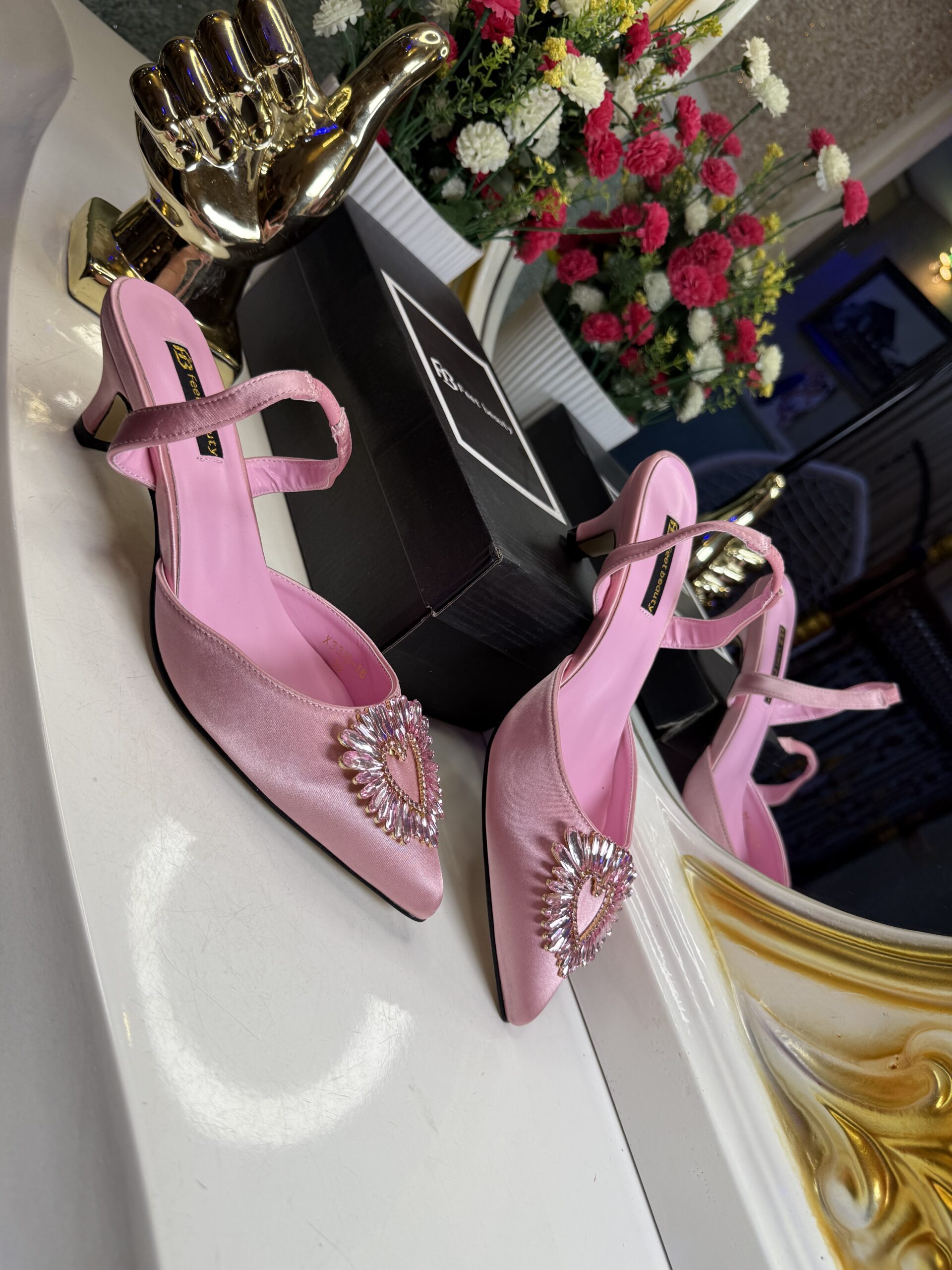 feet beauty kitten heel